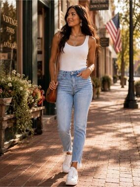 American Eagle Mom Jeans Distressed Hem Light Wash Size 000 (24” x 28”)